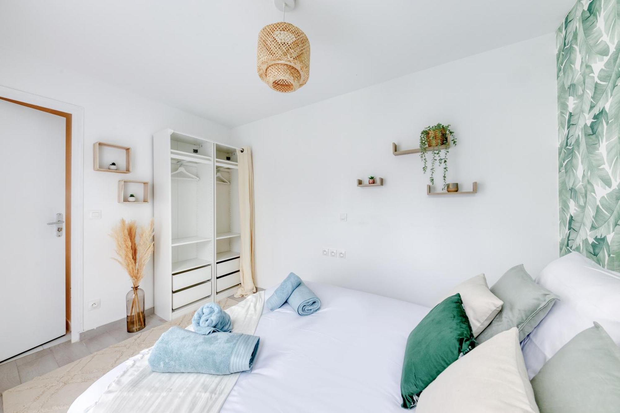 Appartement - 4 Personnes - Parking Prive - Metro 7 - Rer B La Courneuve Exteriör bild